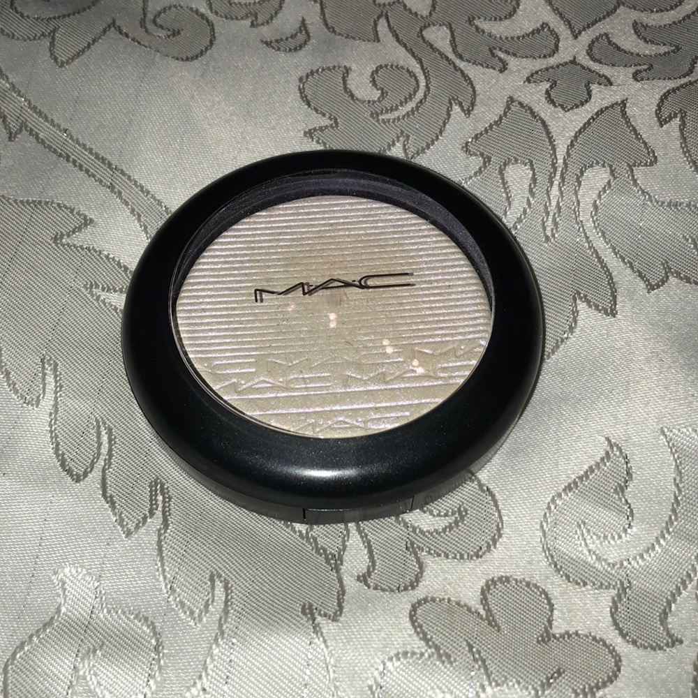 MAC Soft Frost Extra Dimension Skin Finish